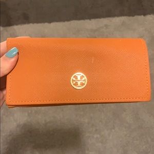 tory burch sunglass case